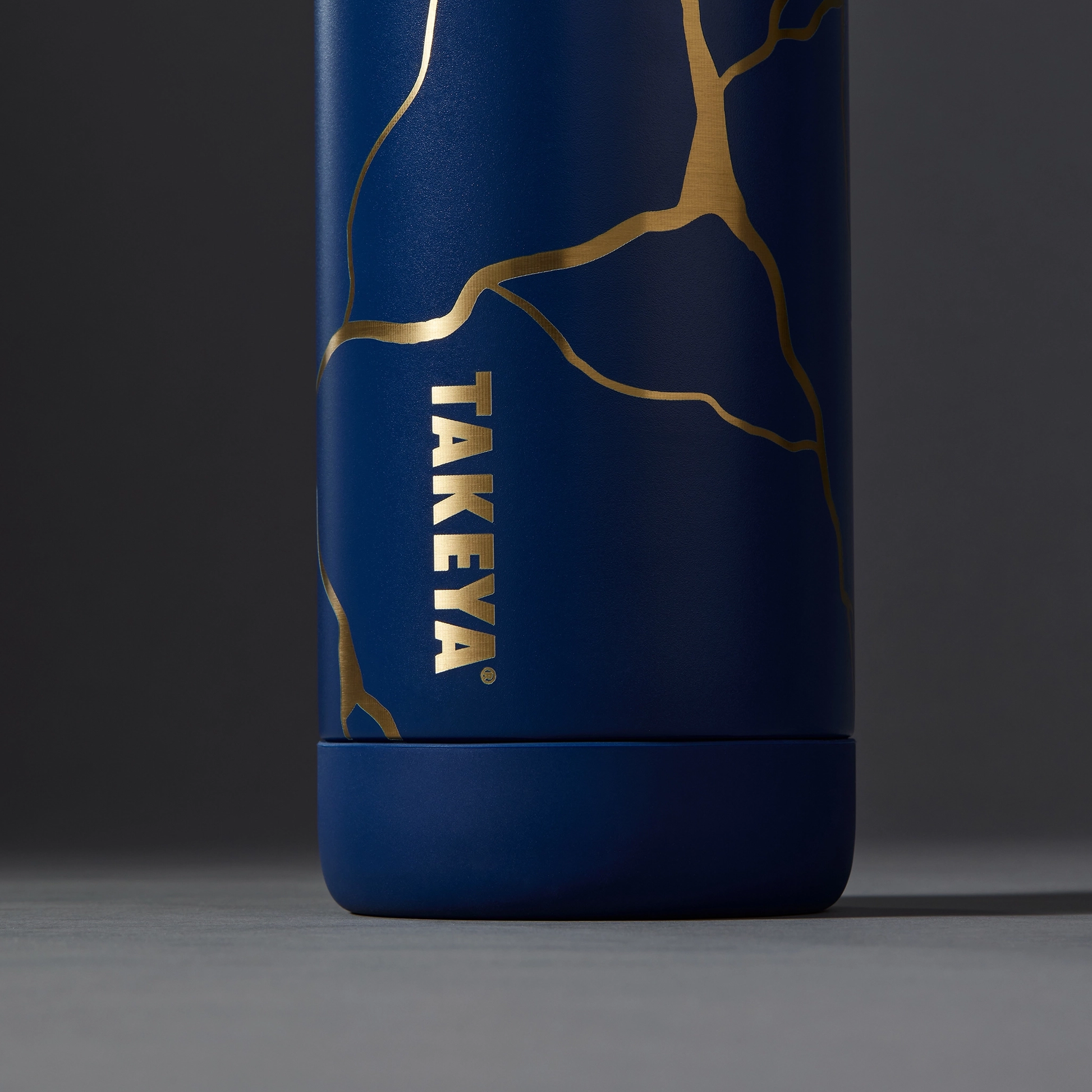 kintsugi-water-bottle-with-spout-lid-q5 51390-TK_HO25_Kintsugi_Takeya9241_Crop.png