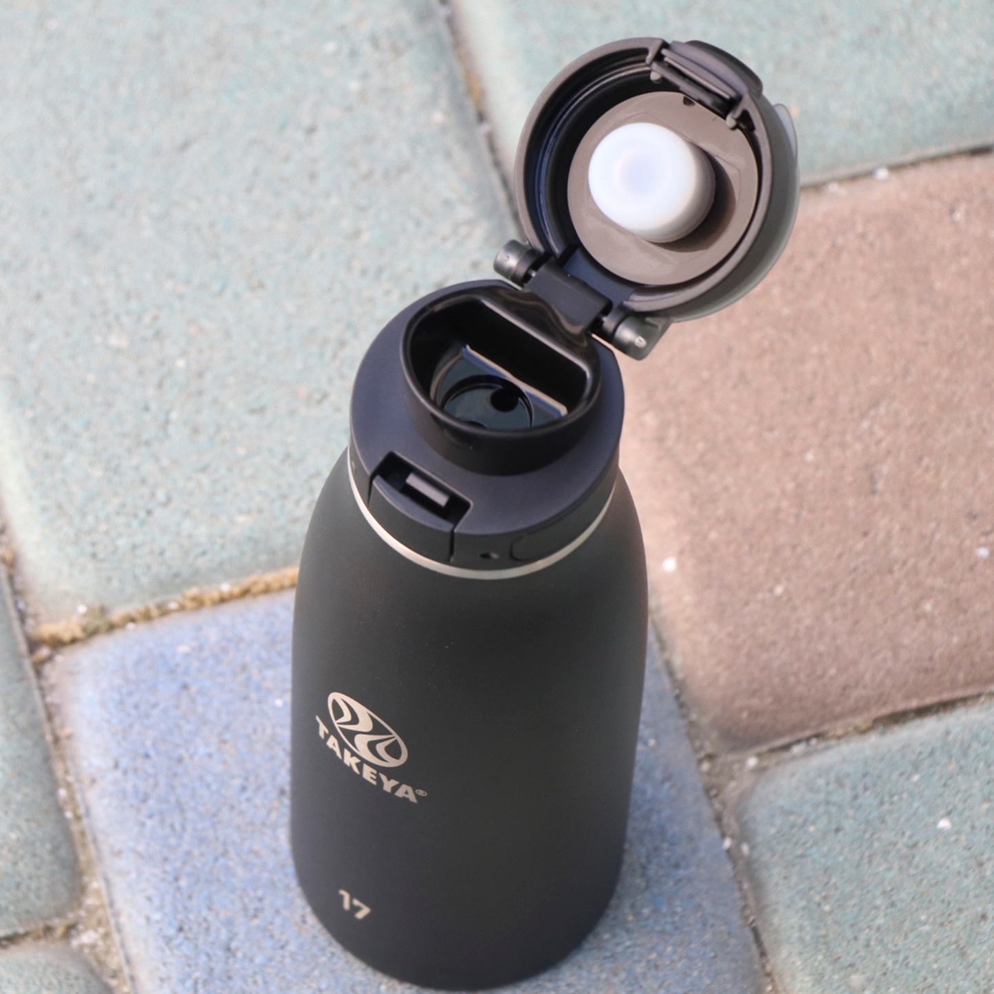 traveler-fliplocktm-lid-b3 96076-R-TravelerLid-Lifestyle-Onyx.png